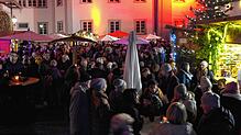 Der Weihnachtsmarkt lockte am Wochenende zahlreiche Besucher in den Innenhof des Bischofschlosses in Markdorf.