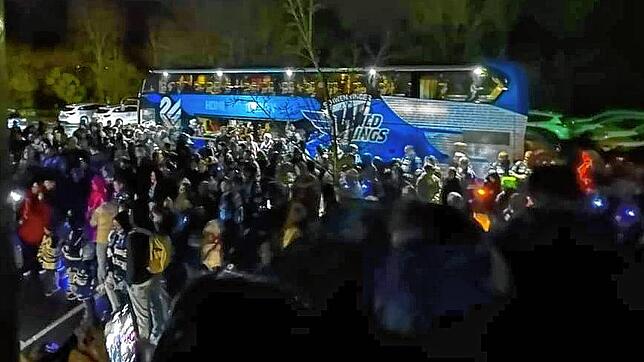 Ankunft der Wild Wings am späten Samstagabend in Schwenningen