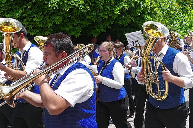 Bild 4: Jubiläumsumzug zum 175. Geburtstag der Musikkapelle Mundelfingen krönt vier stimmungsvolle Tage.