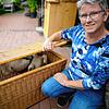 Einige Jungstörche brauchen besondere Unterstützung, bevor sie wieder ins Nest gesetzt werden können. Astrid Wochner kümmert sich ...