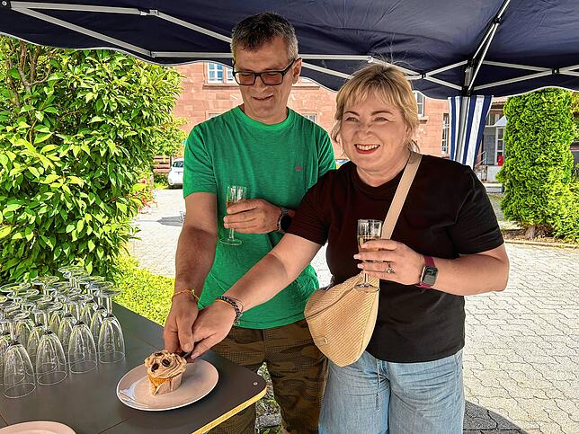 Inesa Greke-Gildenberg und Johann Gildenberg haben spontan kirchlich geheiratet und schneiden ihre Mini-Hochzeitstorte an.