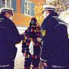 Dieses Hänsele musste sich am Samstagabend gegenüber den Polizisten Andreas Rieß (links) und Stephan Stitzenberger ausweisen. Dem Mann ...