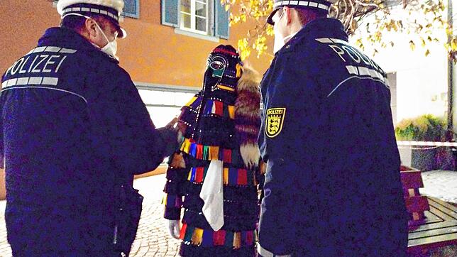 Dieses Hänsele musste sich am Samstagabend gegenüber den Polizisten Andreas Rieß (links) und Stephan Stitzenberger ausweisen. Dem Mann ...