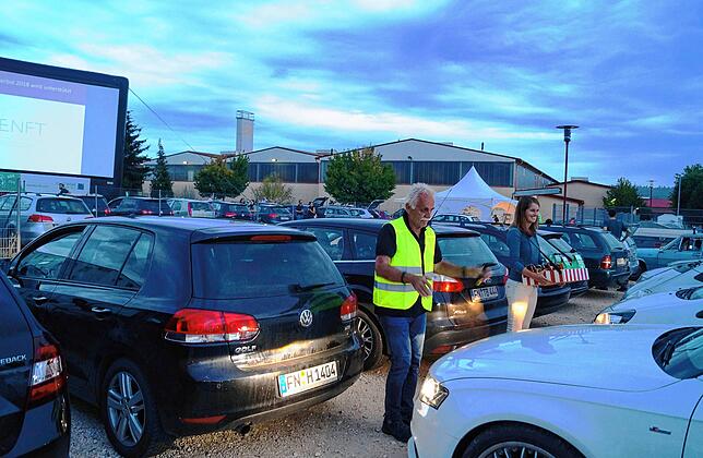 2018 wies Eugen Trinler beim Autokino die Fahrzeuge ein. Das Kino war ein großer Erfolg, teils standen rund 100 Autos vor der Leinwand ...