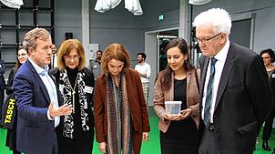 Als die Schwarmforscher im Mittelpunkt standen (von links): Ministerpräsident Winfried Kretschmann besucht den Hangar, die Abgeordnete ...