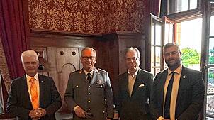 Der CDU-Kreisvorsitzende Klaus Burger, Generalmajor Andreas Henne, S.D. Albrecht Prinz Hohenzollern und Sarjoscha Marquardt (von links.) ...