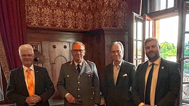 Der CDU-Kreisvorsitzende Klaus Burger, Generalmajor Andreas Henne, S.D. Albrecht Prinz Hohenzollern und Sarjoscha Marquardt (von links.) ...