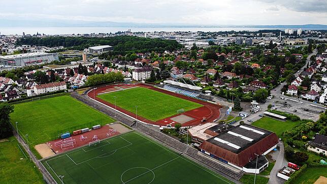 Das Vereinsgelände des VfB Friedrichshafen an der Teuringer Straße: Vor allem die VfB-Halle (rechts unten) ist seit Jahren marode.