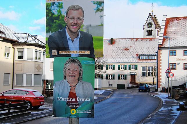 Die CDU konnte ihre Plakate für Raphael Rabe (oben) noch so hoch aufhängen, gegen Martina Braun und die Grünen machten die ...