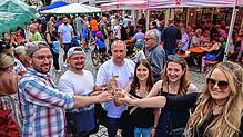 Zum Wohle beim Weinfest des Lions Clubs: Einen guten Tropfen oder andere erfrischende Getränke genießen hier Mark Schoner (von links), ...