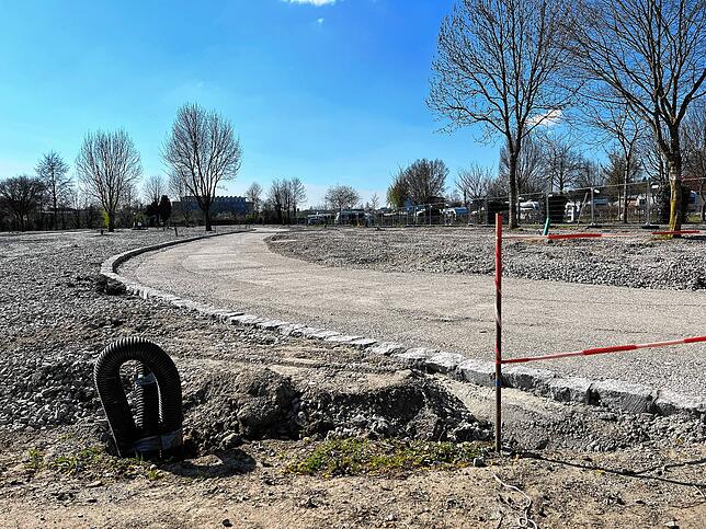 Noch sind Rohre und Absperrbänder zu sehen. Zu Ostern sollen alle maschinellen Arbeiten erledigt sein. Dann müssen nur noch die Pflanzen ...