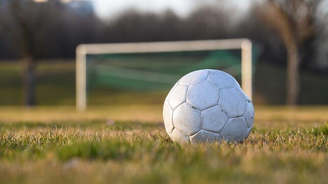 Statt ins Tor flog ein Fußball gegen eine Hauswand. (Symbolbild)