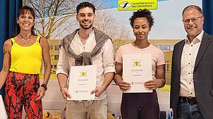 Die diesjährigen Besten der Gewerbeschule Bad Säckingen haben am Freitagnachmittag ihre Preise von Schulleiter Raphael Schopp (rechts) ...