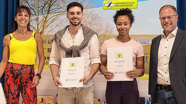 Die diesjährigen Besten der Gewerbeschule Bad Säckingen haben am Freitagnachmittag ihre Preise von Schulleiter Raphael Schopp (rechts) ...