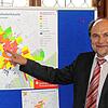 Seit Jahrzehnten ist Walter Göppel, Leiter der Energieagentur Ravensburg, in Sachen Klimaschutz unterwegs. Hier zeigt er auf einer Karte ...