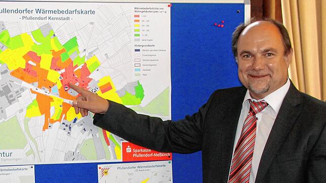 Seit Jahrzehnten ist Walter Göppel, Leiter der Energieagentur Ravensburg, in Sachen Klimaschutz unterwegs. Hier zeigt er auf einer Karte ...