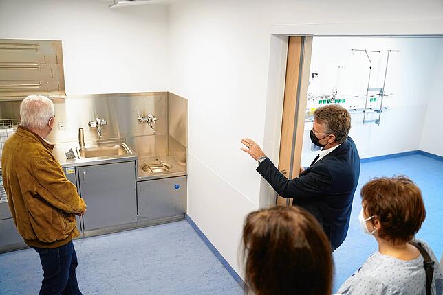 Rainer Jordan erklärt den Teilnehmern der Führung, wie die Schleuse vor den Intensivzimmern funktioniert.