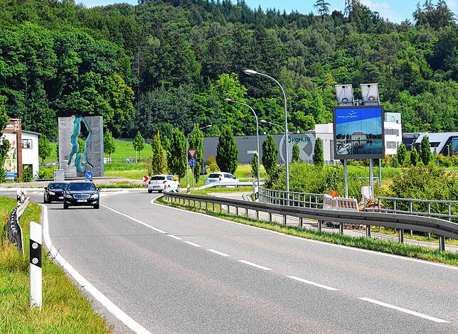 Anzeigetafeln des neuen Parkleitsystems von Bodman-Ludwigshafen, hier an der B31-alt zwischen der Autobahnabfahrt und Ludwigshafen.