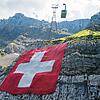 Die Schweizer sind stolz auf ihr Land. Das zeigt auch diese Flagge, die zum Bundesfeiertag am 1. August am Säntis ausgebreitet wird, ...