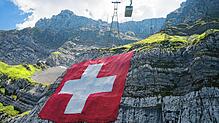 Die Schweizer sind stolz auf ihr Land. Das zeigt auch diese Flagge, die zum Bundesfeiertag am 1. August am Säntis ausgebreitet wird, ...