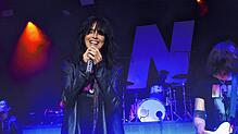 Großes N auf der Bühne und hinten auf der schwarzen Jacke: Nena und ihre Band spielen das letzte Konzert der diesjährigen Meersburg Open ...