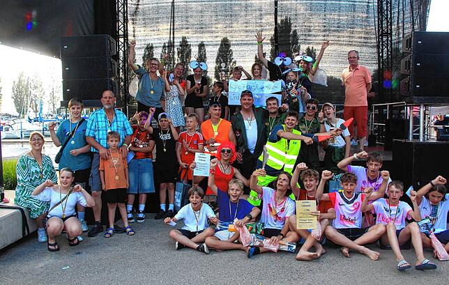 Alle Teilnehmer der Schrottregatta beim Unteruhldinger Hafenfest versammelten sich mit Moderator Uwe Poisel (rechts) nach der ...