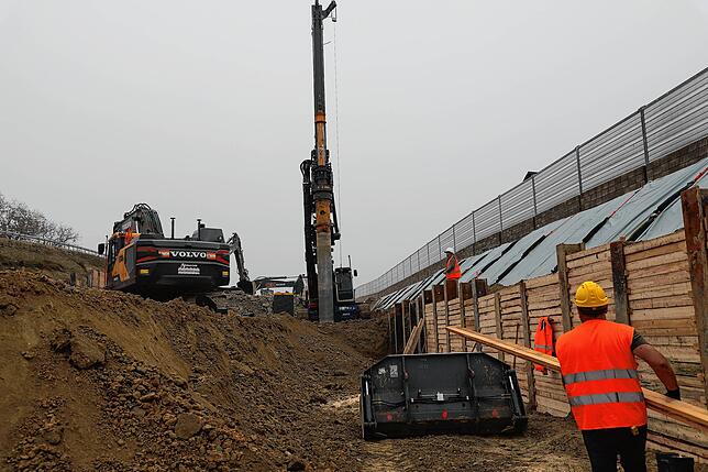 Die Baugrube ist von der Umleitungsstrecke oft nicht einsehbar. Sie liegt teilweise bis zu fünf Meter unter dem aktuellen Straßenniveau.