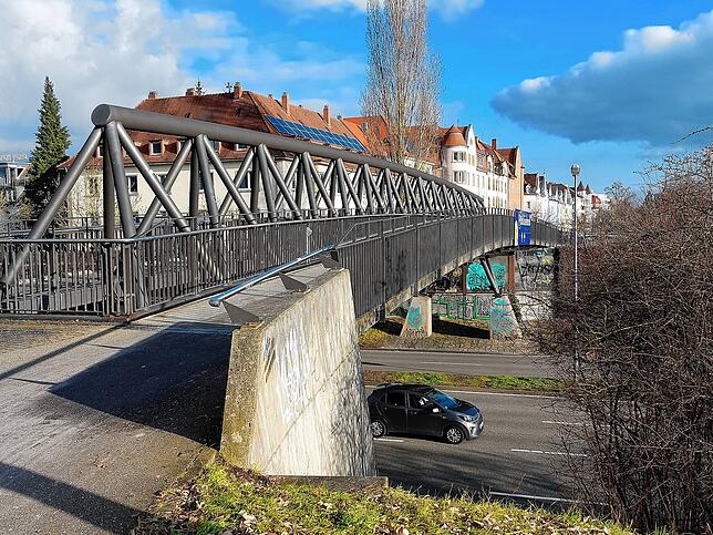Auch zwölf Brücken, wie jene bei der Gottlieberstraße (Foto), gehören zu dem „Geschenk“.