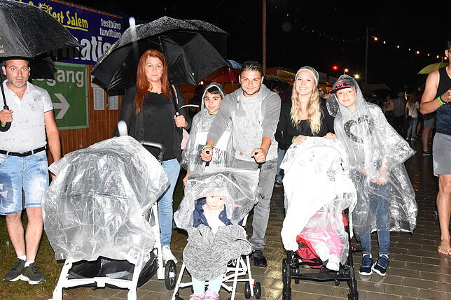Regenfest eingekleidet, ging es für viele Festgäste durch den Regen über das Festgelände.