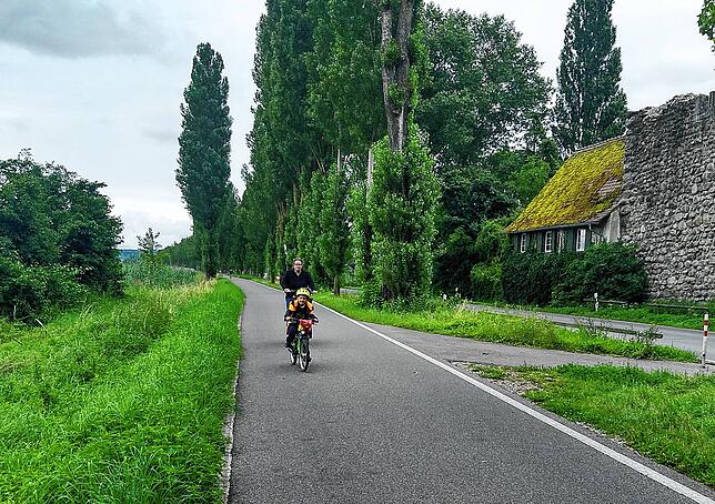Die Radfahrt entlang der Pappelallee zur Insel Reichenau hat vor allem Mama Ina und dem ältesten Berrischen-Spross Lennard imponiert.