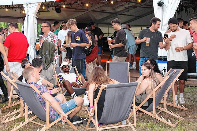 Junge Menschen verabreden sich im Zelt für die gemeinsame Partynacht.