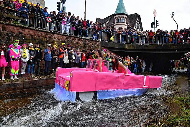 Auch das Motto Barbie durfte nicht fehlen, hier fahren Mona Brändle und Emma Mettmann mit ihrem pinkfarbenen Auto auf dem Wasser.