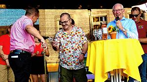 Bürgermeister Jürgen Wiener (links) schenkt beim Weinfest 2023 das erste Glas aus. Rechts Georg Netzhammer und Alexander Schira vom ...
