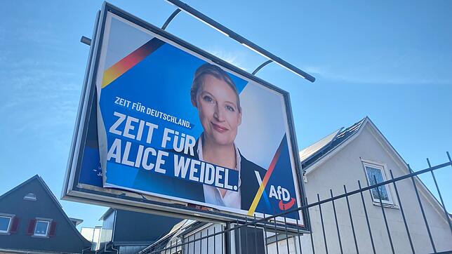 In der Hohenkrähenstraße hängen mehr als eine Woche nach der Bundestagswahl noch mehrere Wahlplakate, auch dieses von der AfD.