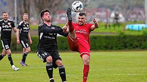 Florian Wangler (links) 2023 im Dress der Bezirksliga-Fußballer des SV Mühlhausen gegen Christian Meel von der SG Reichenau/R.-Waldsiedlung.