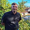 Patrick Jonischkeit auf seinem Grundstück in der Weiherstraße. Der 42-Jährige kandidiert bei der Bürgermeisterwahl am 12. Oktober. Er ...
