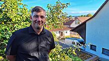 Patrick Jonischkeit auf seinem Grundstück in der Weiherstraße. Der 42-Jährige kandidiert bei der Bürgermeisterwahl am 12. Oktober. Er ...
