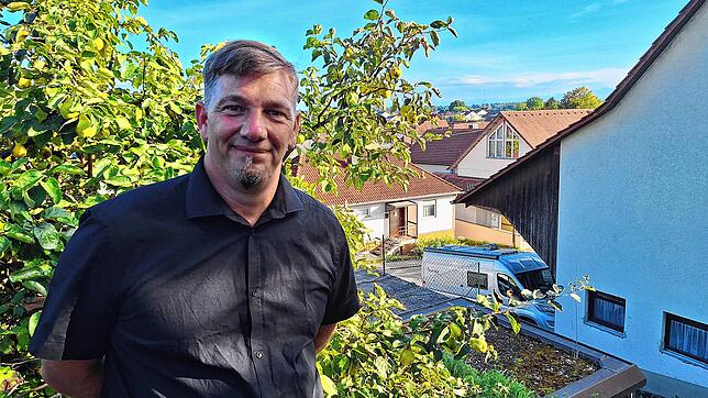 Patrick Jonischkeit auf seinem Grundstück in der Weiherstraße. Der 42-Jährige kandidiert bei der Bürgermeisterwahl am 12. Oktober. Er ...