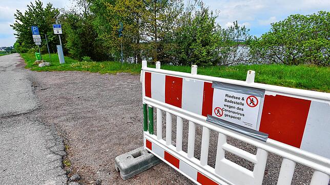 Insbesondere auswärtige Riedsee-Fans sollen mit Fahrzeug-Absperrungen vom See abgehalten werden. Wanderer und Radfahrer dürfen sich dort ...