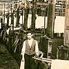 Der Blick in die Stranggarnfärberei im Jahr 1925: Im Hintergrund Färbereichef Franz Büche.
