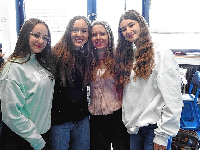 Samira Baumgartner, Marie Marder, Amelie Eckert und Eliana Vella besuchen alle die 9c an der Robert-Schuman-Realschule.