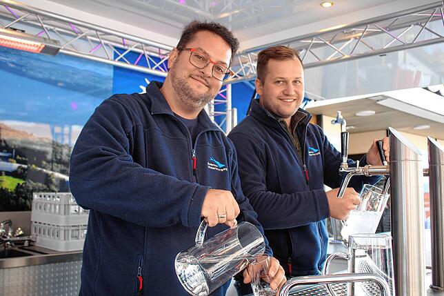 Pierre Martin (links) und Philipp Greuter sorgten im Wagen der Bodenseewasserversorgung dafür, dass niemand Durst leiden musste. Sie ...