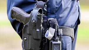 Die Polizeigewerkschaft will auch Aderpressen für Streifenpolizisten. (Archivbild)