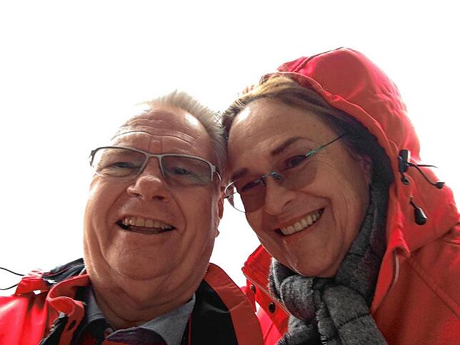 Sabine und Bernd Albrecht glücklich an Bord der MS Zaandam. Zu diesem Zeitpunkt dürfen sie sich noch frei bewegen an Bord.