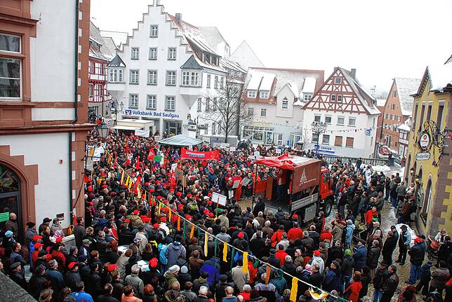 Mehr als 2000 Menschen demonstrierten 2010 in der Innenstadt gegen die Pläne des damaligen Vorstandchefs Jörg Deisel, den Stammsitz ...