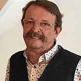 Rainer Böck ist Kürschner und bietet zur Fastnacht spezielle Fuchsschwänze an.