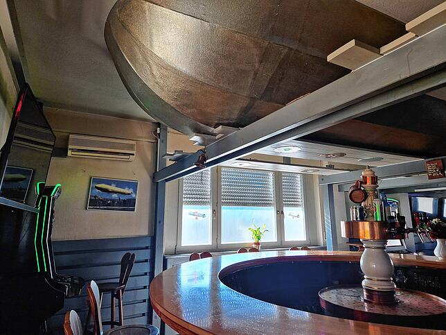 Über der Bar hängt ein Zeppelin und die Theke galt einst als längste Theke am Bodensee.