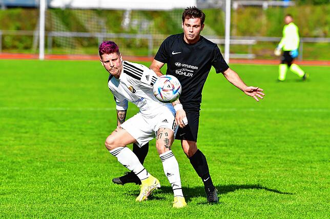 Serienstart? Gabriel Dittmar (vorn, gegen den Wehrer Lukas Kessler) peilt mit dem SV 08 Laufenburg II gegen Mit-Aufsteiger TuS Binzen ...