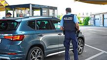 Die Insassen eines Autos aus Zürich werden an der Konstanzer Grenze kontrolliert. Die Bundespolizei verstärkt die Maßnahmen.