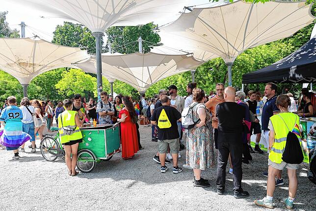 Bild 7: Fotos vom CSD 2025 in Konstanz: Bunte Flaggen, ausgefallene Outfits und klare Statements